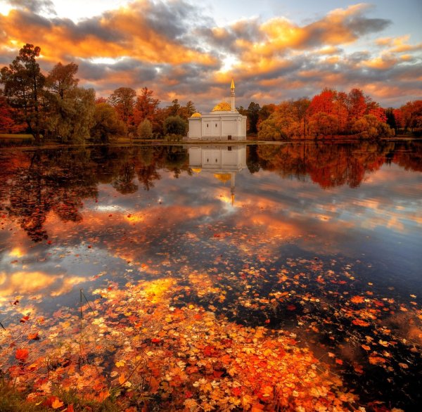 Михайловский инженерный замок в Санкт-Петербурге осень