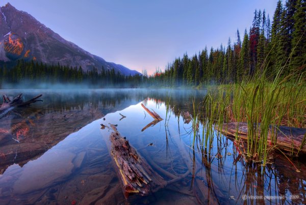 Красное озеро в Канаде