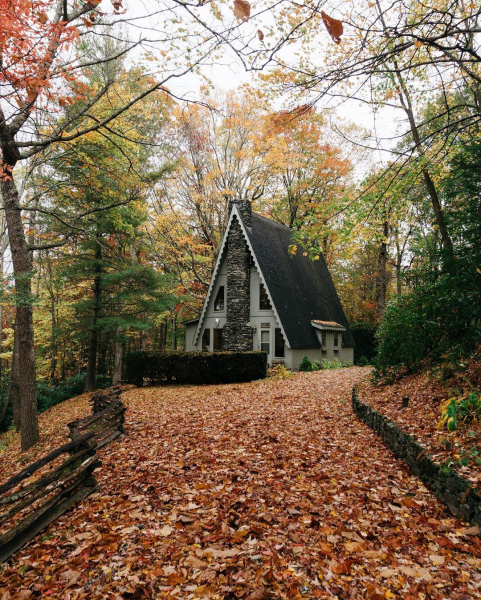 Домик в осеннем лесу