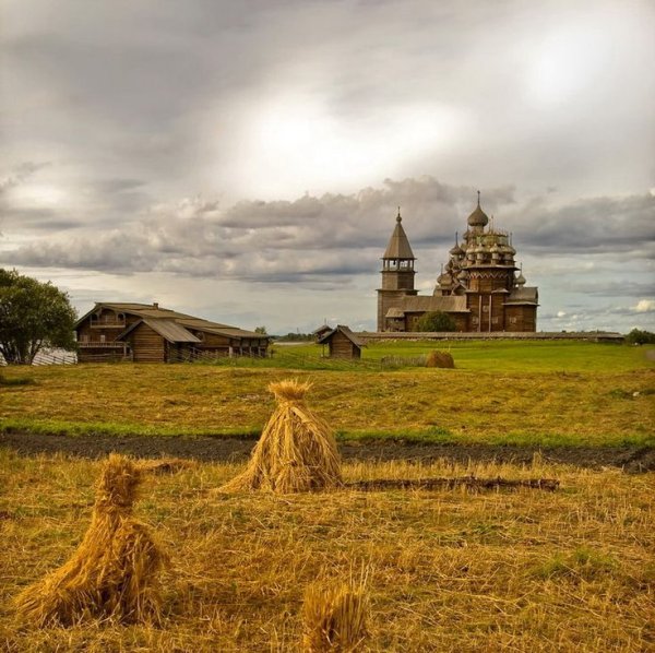 Поля село церквушка Россия