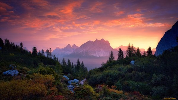 Красивый закат в горах