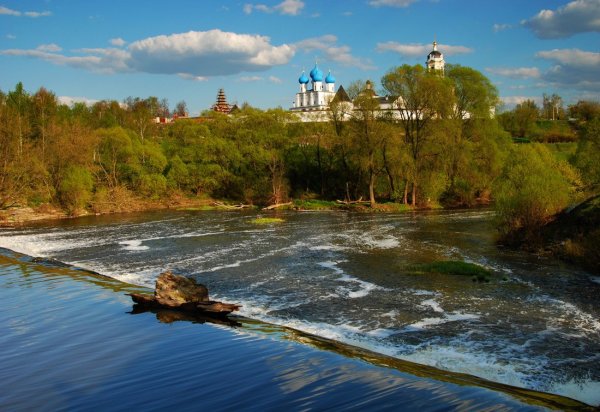 Высоцкий монастырь в реке Серпухов