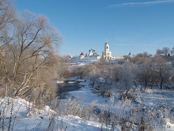 Мужской монастырь в Серпухове зимой