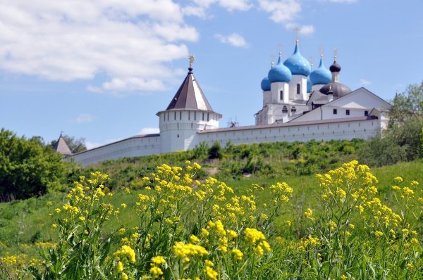 Высоцкий монастырь в реке Серпухов