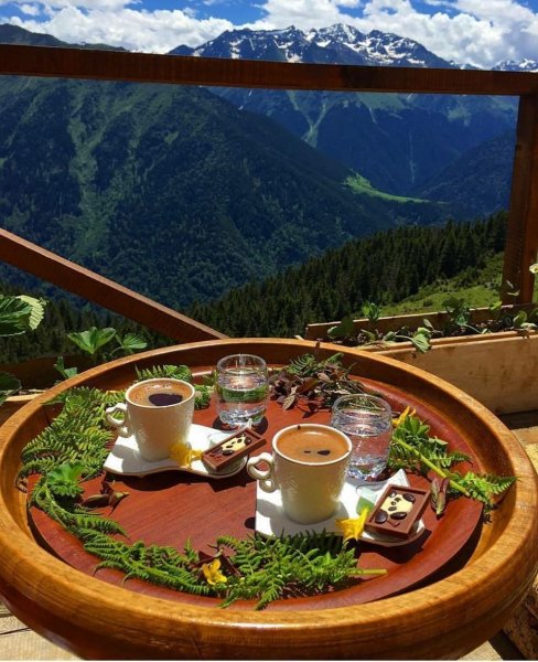 Завтрак с красивым видом на горы