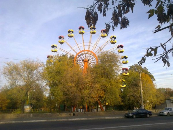 Фото парк напротив МГБ Церковь осень Луганск