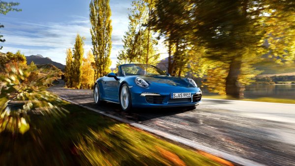 Машина кабриолет на фоне леса