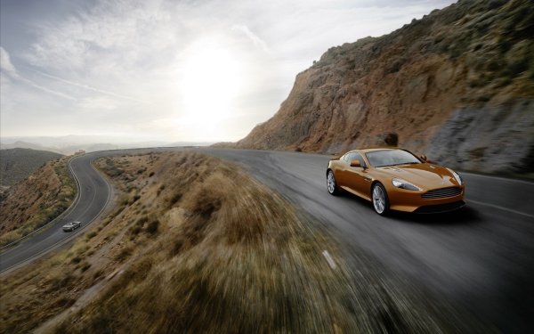 Астон Мартин вид сзади на дороге