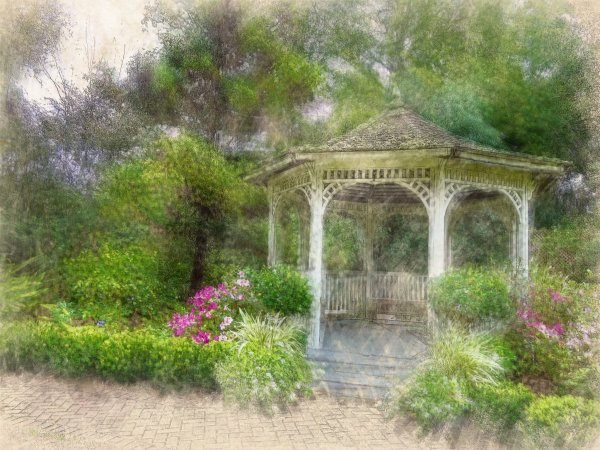 Белая беседка в тенистом саду Чесменский парк