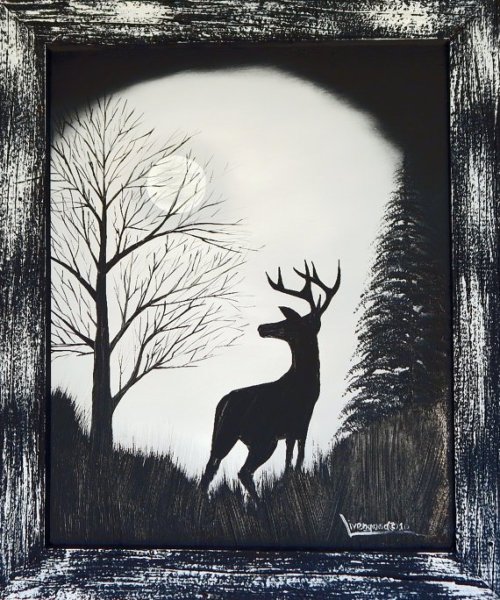 Силуэт оленя в лесу