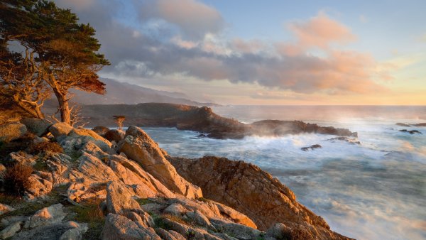 Каменистое побережье Греции