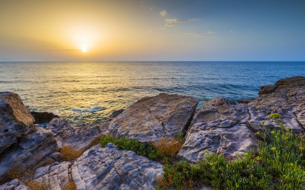 Скалы на берегу моря