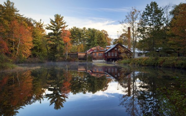 Домик в осеннем лесу