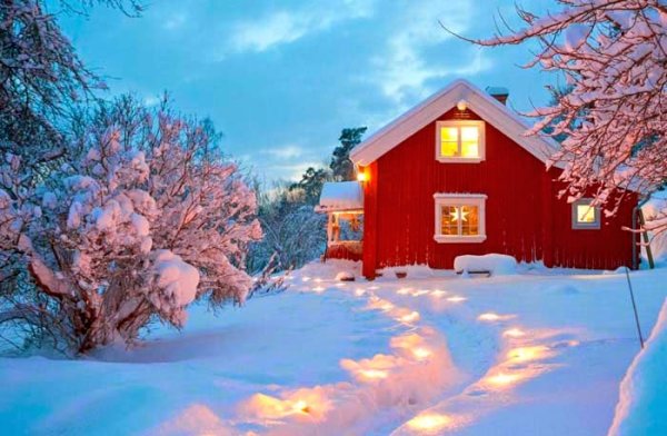 Зимний красный домик