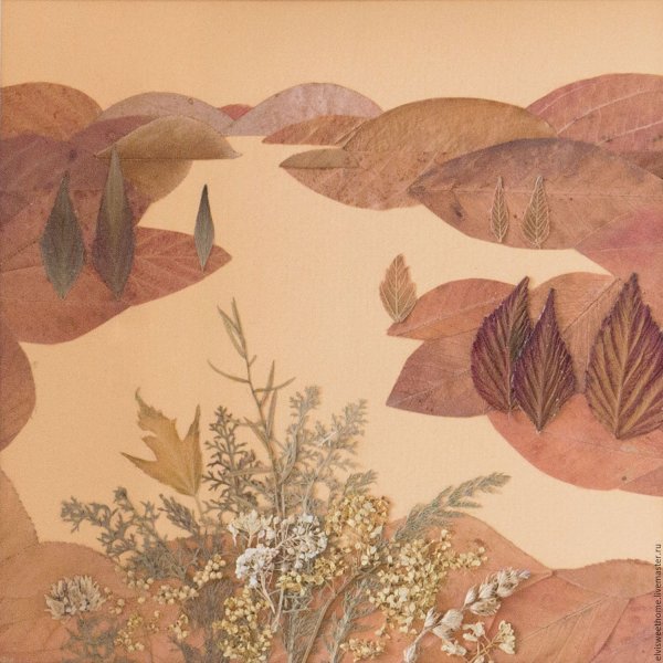 Композиция из засушенных листьев