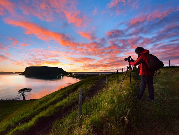 Фотограф фотографирует природу