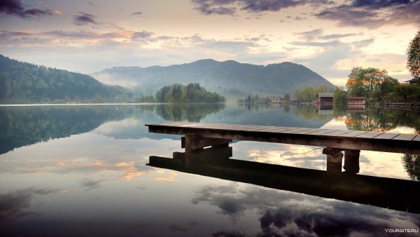 Озеро с мостиком в лесу