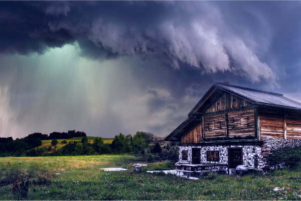 Домик и тучи