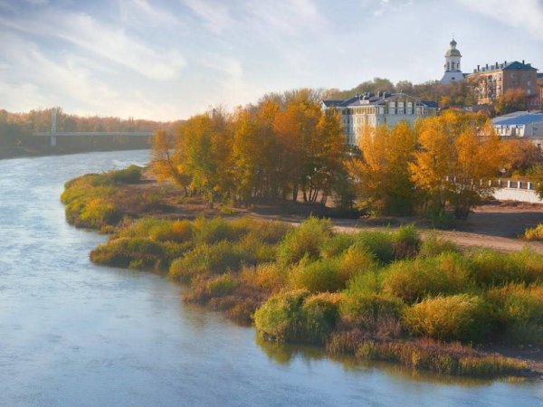 Река Урал в Оренбурге осенью