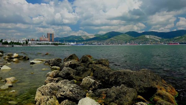 Новороссийск горы море город