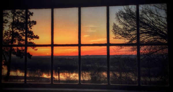 Солнечное утро в окне