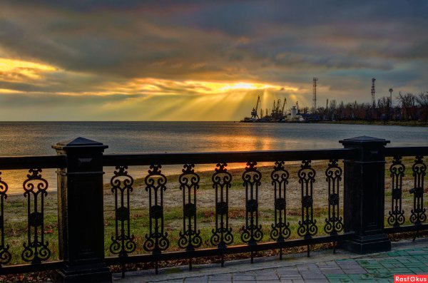 Набережная утром