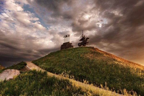Памятник князю Игорю в станице Луганской
