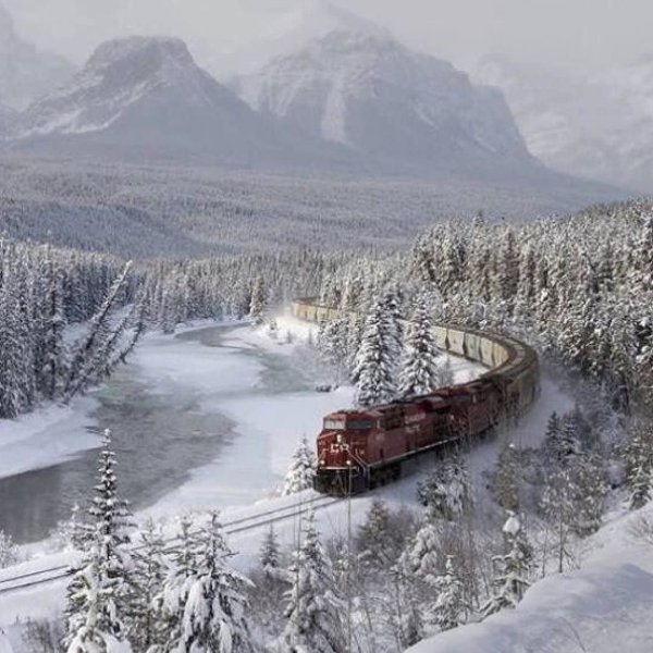 Зимний пейзаж с поездом