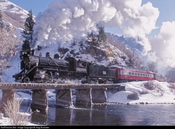 Поезд в горах зимой