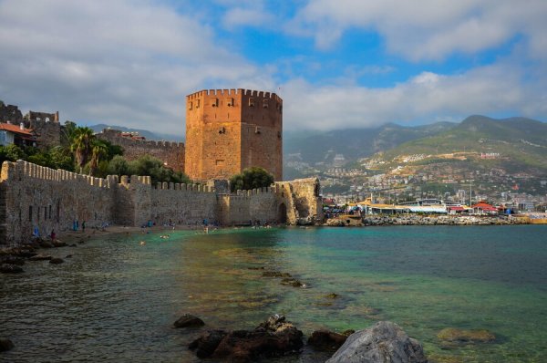 Башня Кызыл Куле в Алании Турция