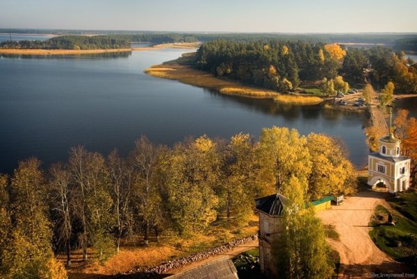 Озеро Селигер осенью