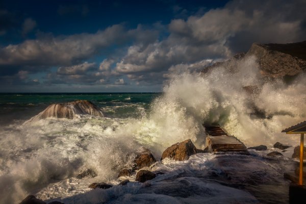 Море шторм Маяк