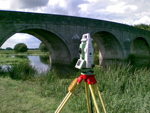 Тахеометр на мосту
