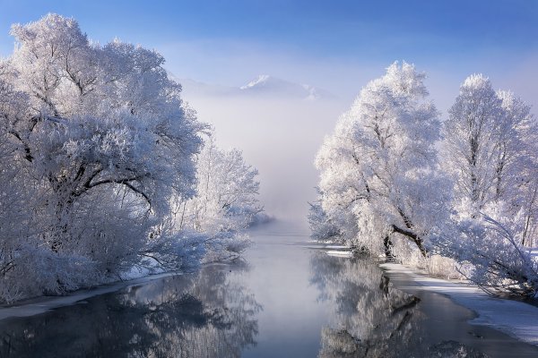 Зимний пейзаж с рекой