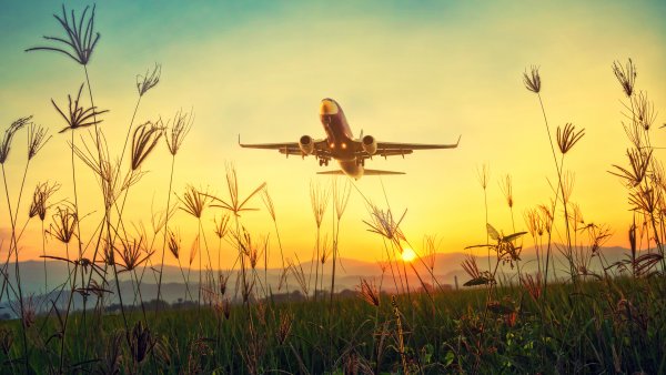 Самолет над полем