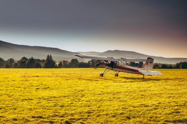 Самолет над полем