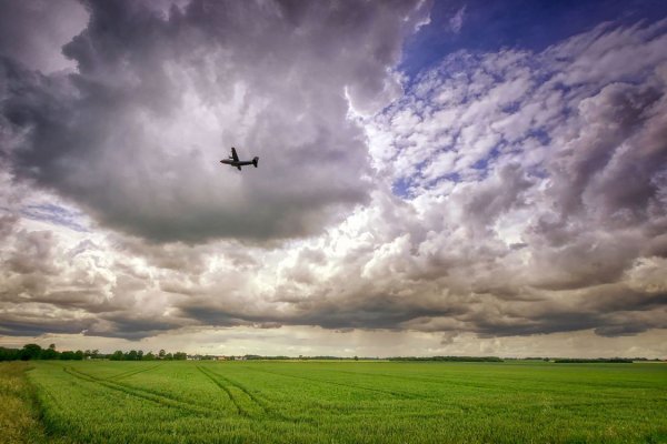 Самолет над полем