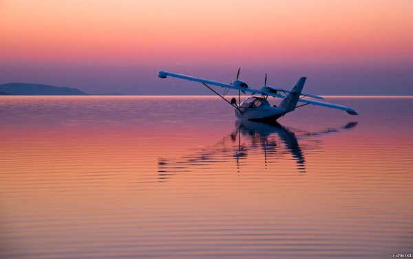 Самолет над водой