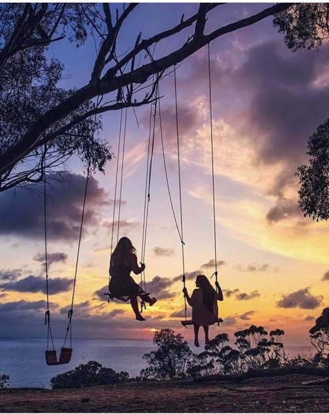 Пейзаж с качелями