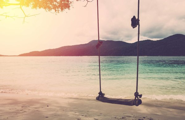 Качели на пляже