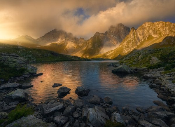Горный пейзаж Кавказа с озером