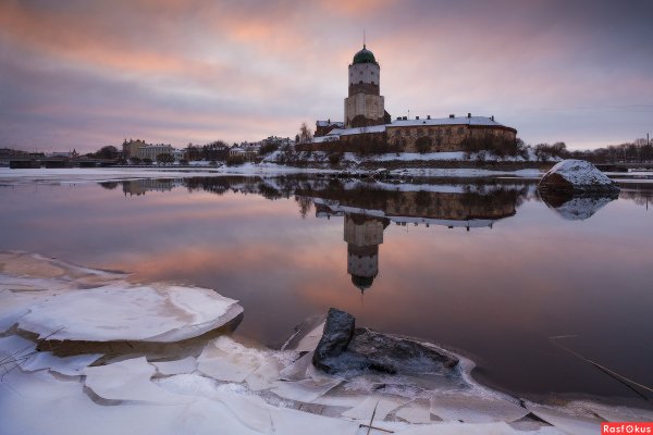 Отражение Выборгского замка в воде