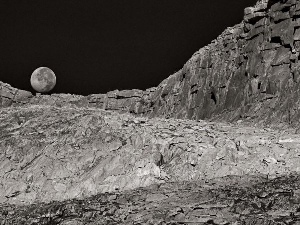 Лунный пейзаж на Луне