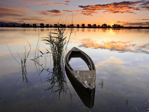 Отражение лодки в воде