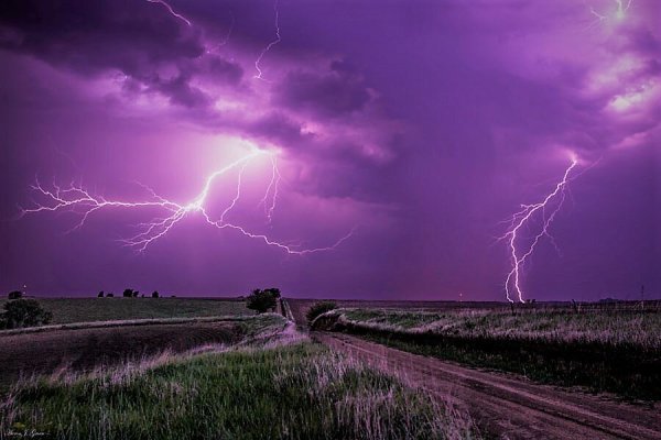 Вид молнии на пейзажах природы