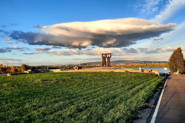 Монумент тыл фронту в Магнитогорске