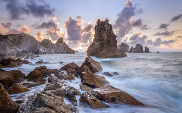 Острые скалы пейзаж