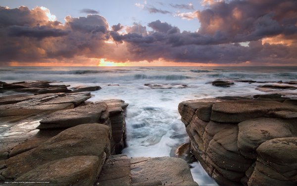 Скалистый берег моря