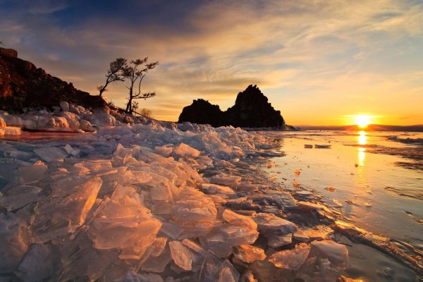 Скала Шаманка Ольхон зима