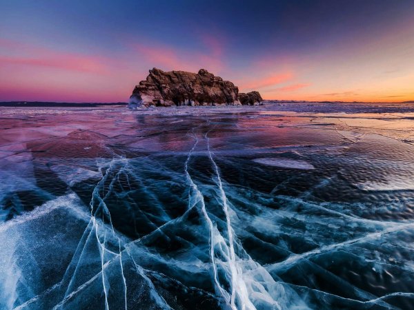 Озеро Байкал зимой